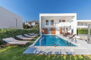 Luxury Villa Tina Moseni with private heated pool